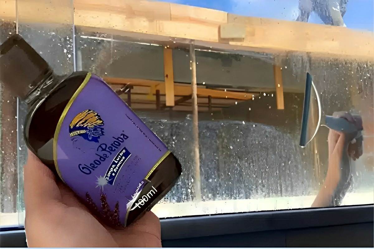 Misturinha para limpar vidros depois de usá-la o vidro vira um espelho de tão limpo