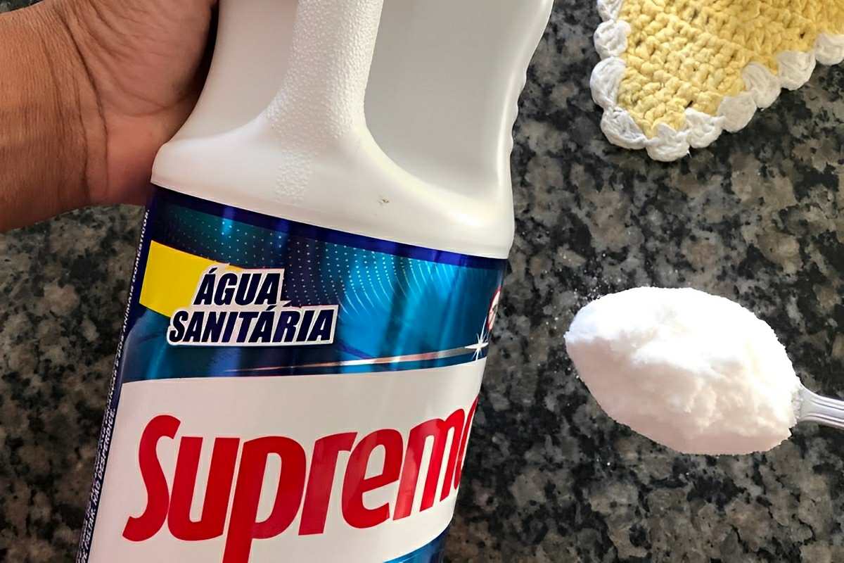 Coloquei sal na água sanitária e o resultado foi uma misturinha para limpeza surpreendente