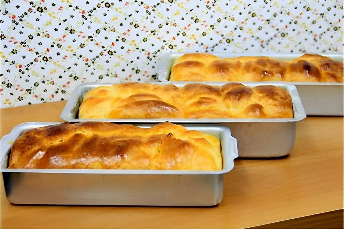 Pão caseiro de liquidificador que não precisa sovar é só bater a massa colocar na forma e assar