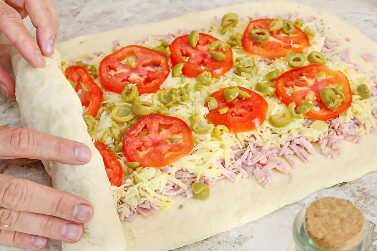 Pão recheado simples e fácil com recheio de presunto muçarela e tomate