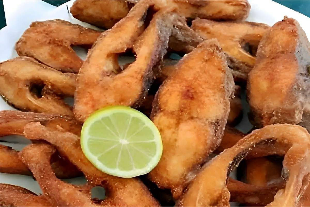 Peixe frito de quiosque de praia bem crocante e sequinho para fazer em casa