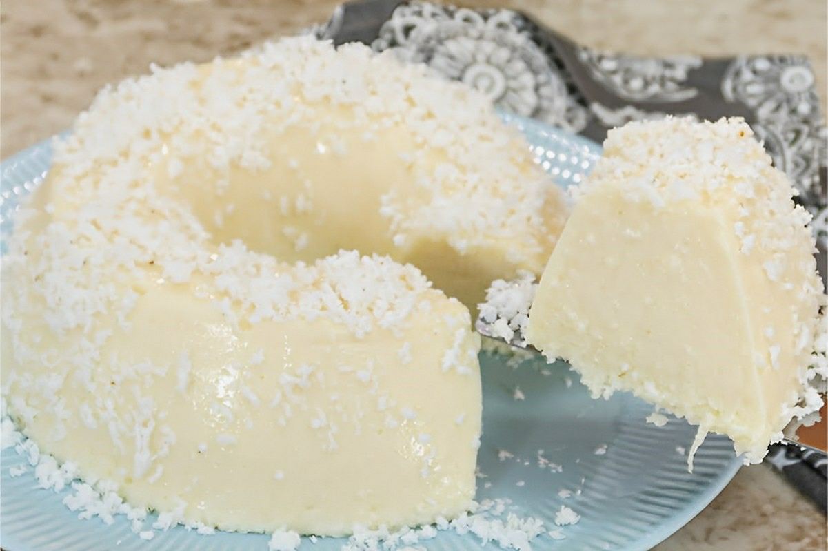 Pudim de coco que não vai ao fogo fácil e prático é só bater os ingredientes no liquidificador e levar pra gelar