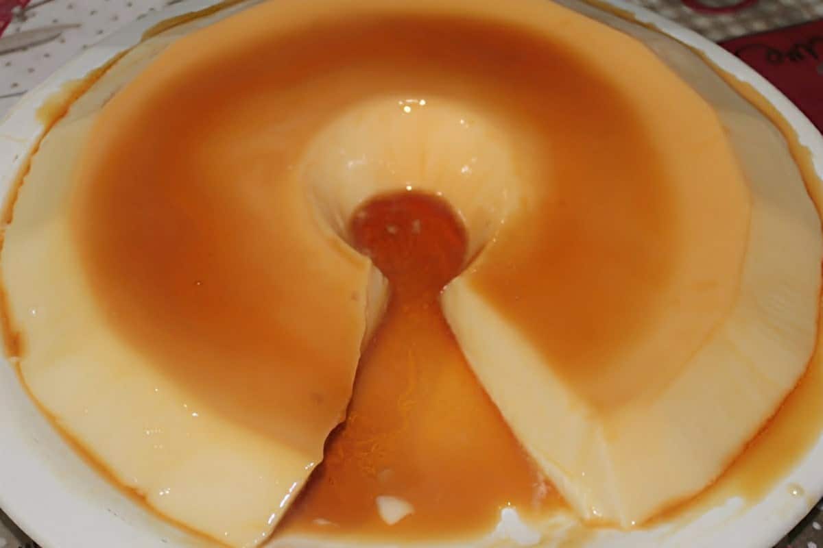 Pudim de geladeira que não vai ao forno é só bater os ingredientes no liquidificador e levar pra gelar