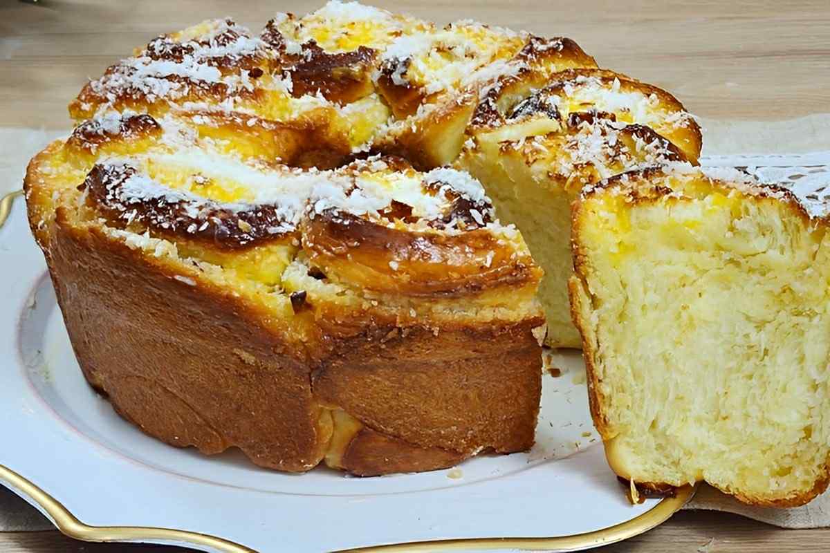 Rosca de padaria com recheio de coco fofinha deliciosa e perfeita para servir com chá ou café