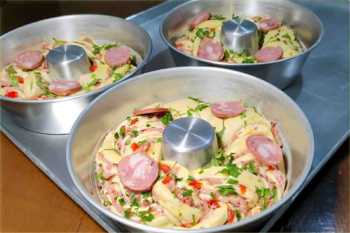 Rosca salgada recheada simples e deliciosa para servir no lanche e receber muitos elogios