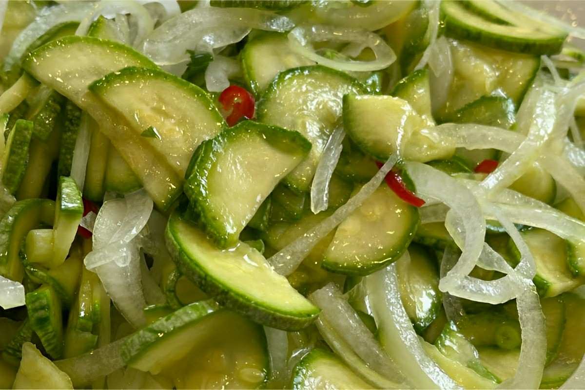 Você nunca comeu uma salada de abobrinha tão gostosa quanto essa