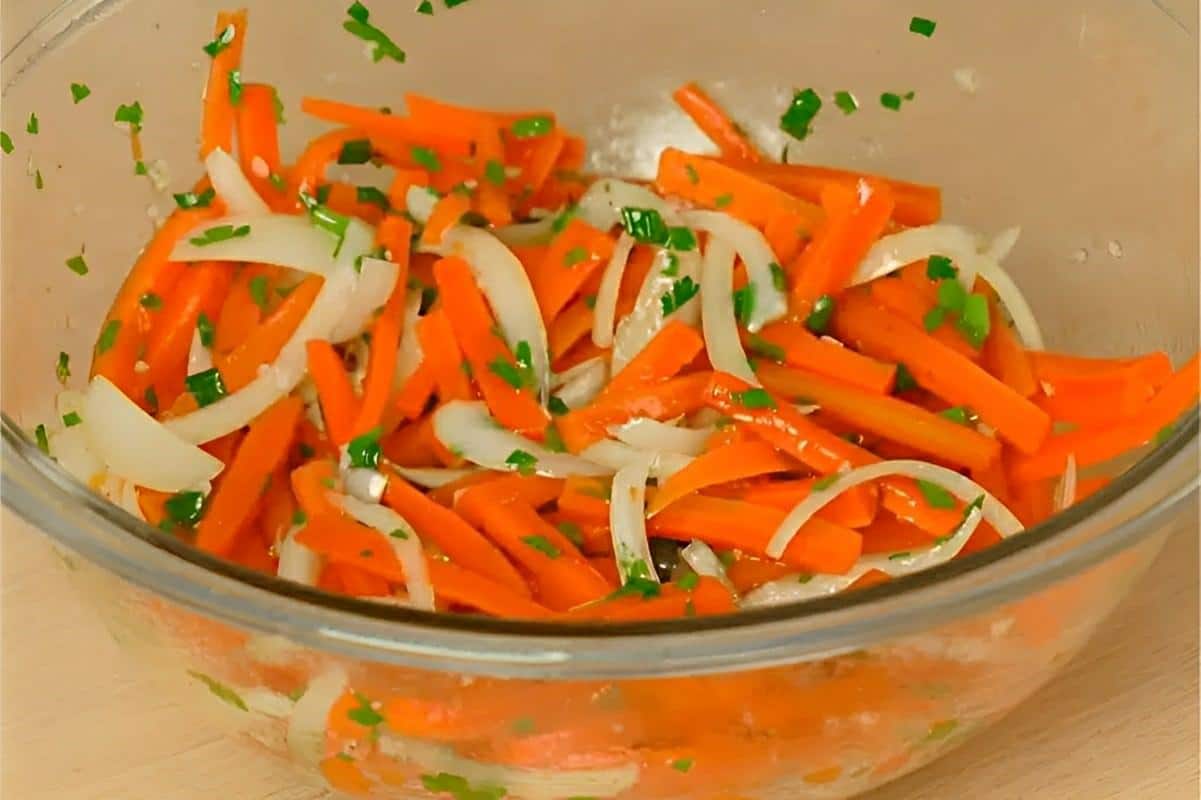 Salada de cenoura diferente e deliciosa perfeita para o seu almoço ou jantar