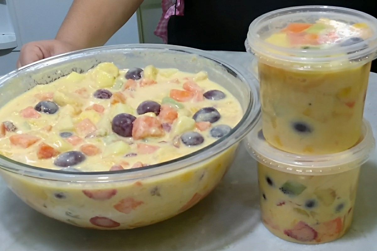 Salada de frutas cremosa sem leite condensado a sobremesa perfeita para toda a família
