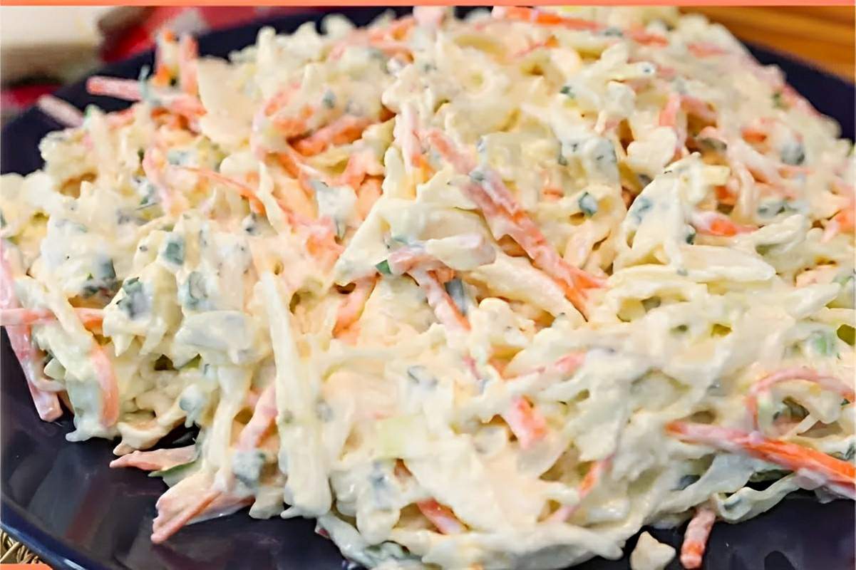 A melhor salada de repolho que já provei além de deliciosa é muito fácil de fazer