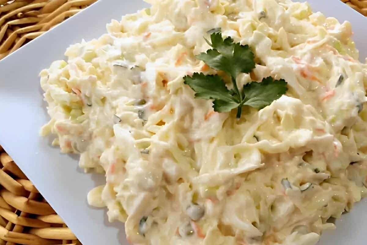 Salada de repolho cremosa e deliciosa perfeita para a entrada do seu almoço ou jantar