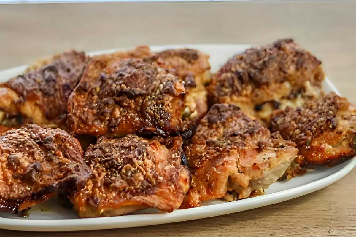 Sobrecoxa assada com creme de cebola muito saborosa e fácil de fazer para o almoço ou jantar
