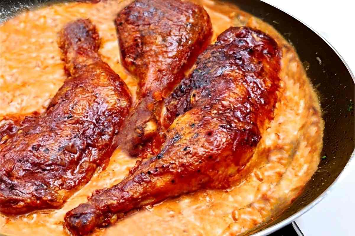Sobrecoxa de frango assada com molho deliciosa e perfeita para o seu almoço ou jantar