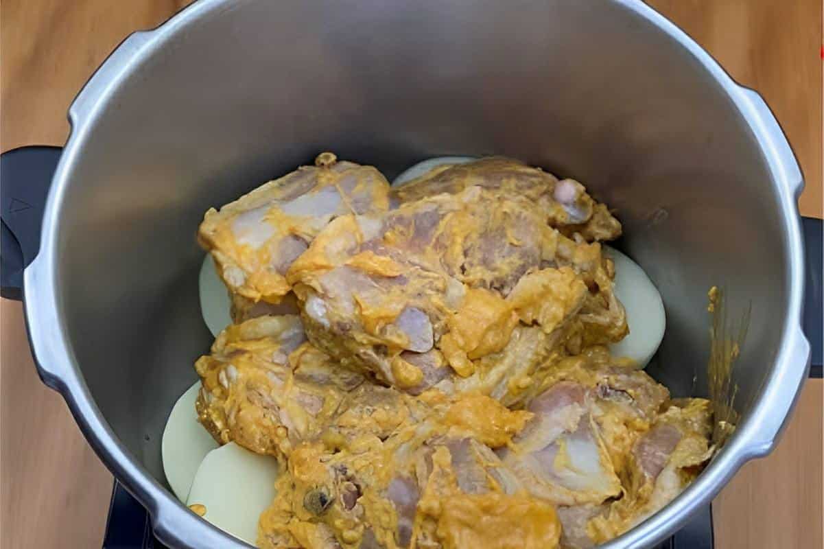 Sobrecoxa de frango na panela de pressão rápida saborosa e perfeita para o almoço ou jantar