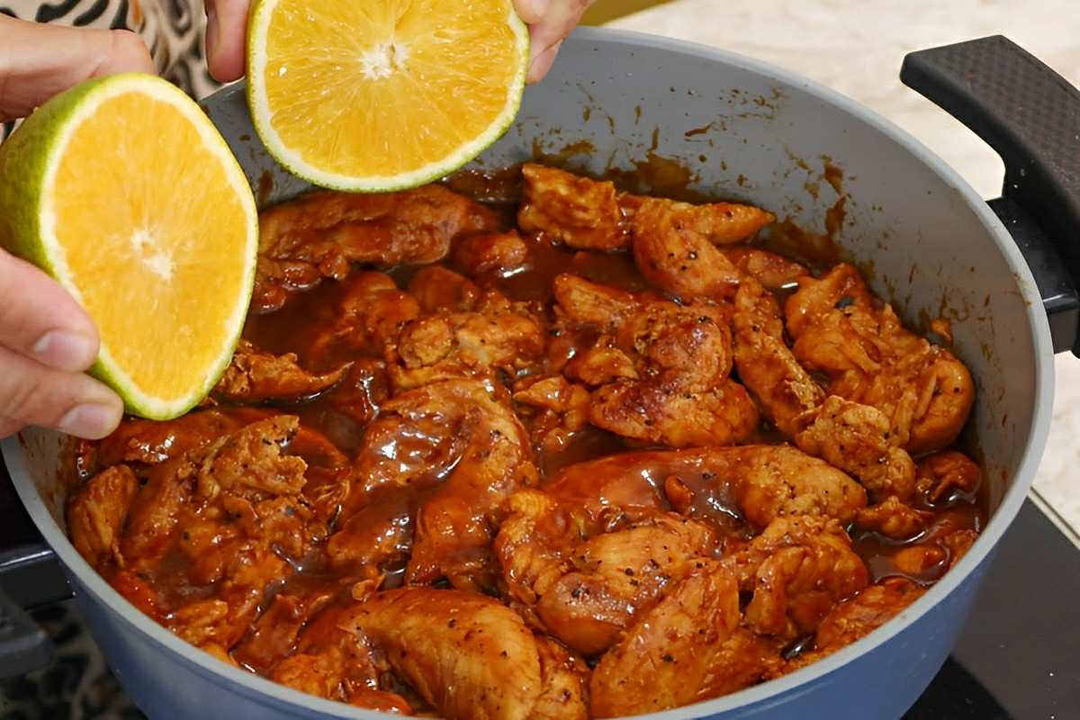 Sobrecoxa na panela ela desmancha na boca e fica perfeita para o seu almoço ou jantar