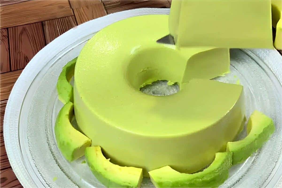 Sobremesa de abacate de liquidificador muito cremosa deliciosa e fácil de fazer