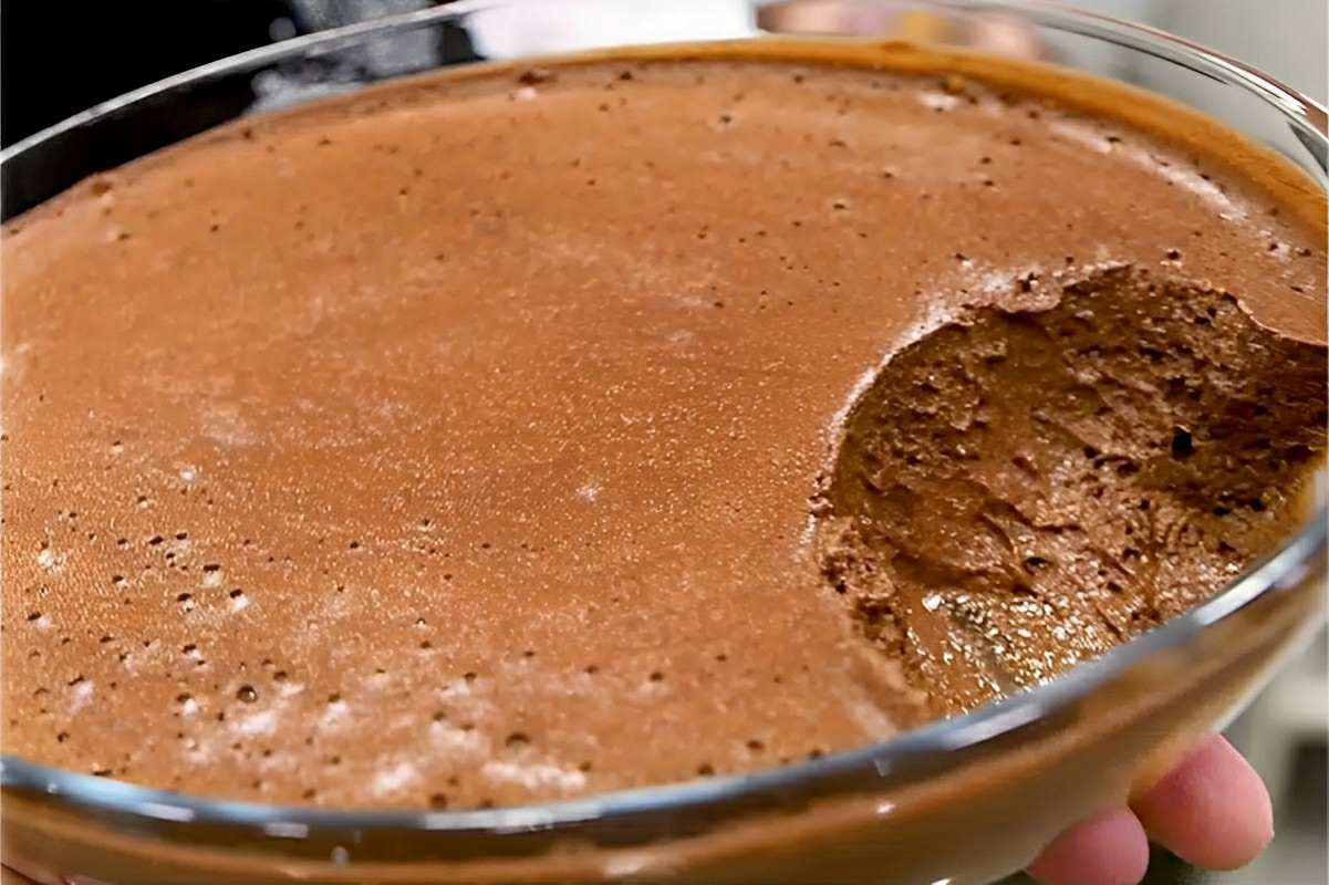Sobremesa de chocolate com 4 ingredientes fácil de fazer e tão leve que desmancha na boca