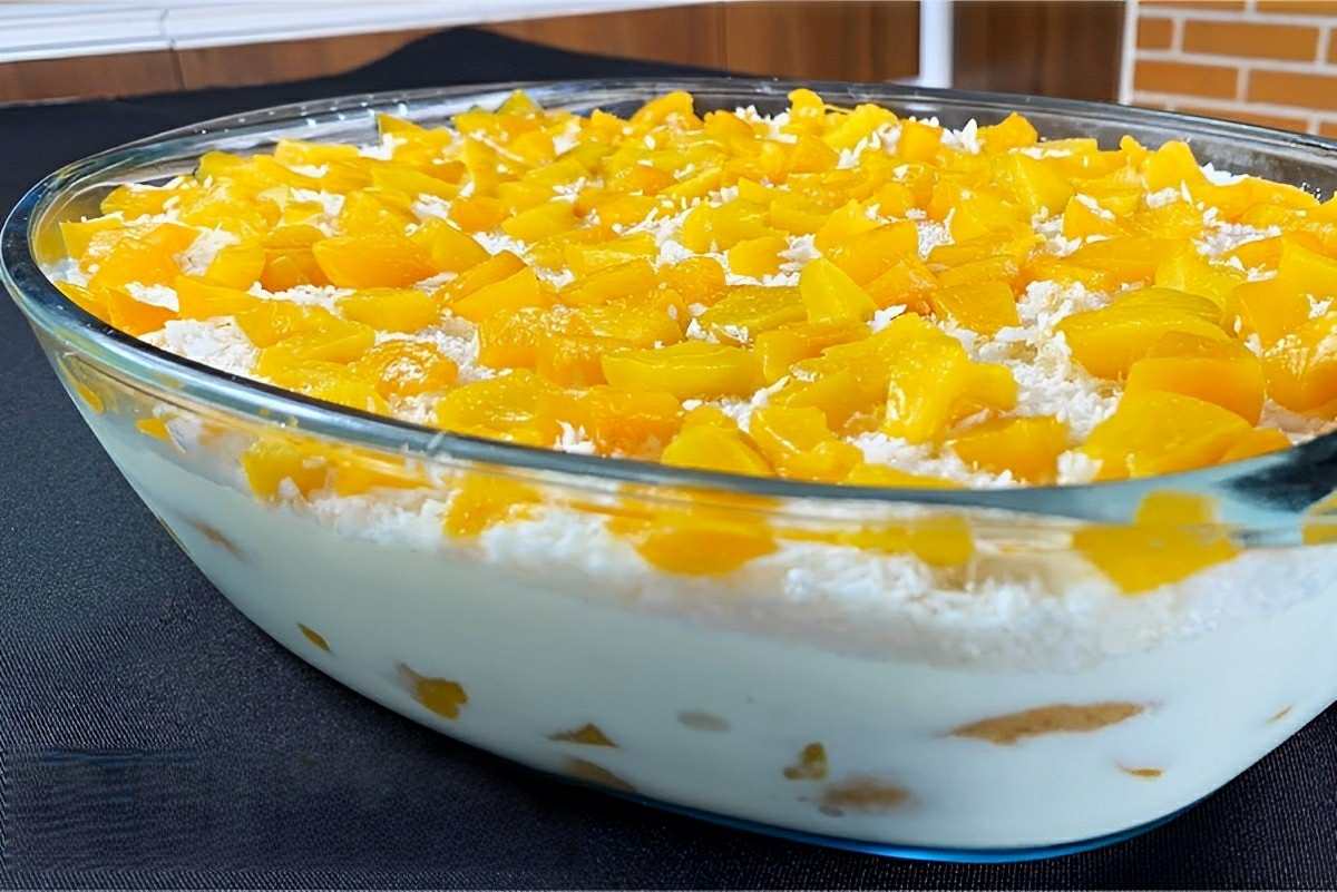 Sobremesa de preguiçoso com pêssegos em calda e coco ralado perfeita para o dia dos pais