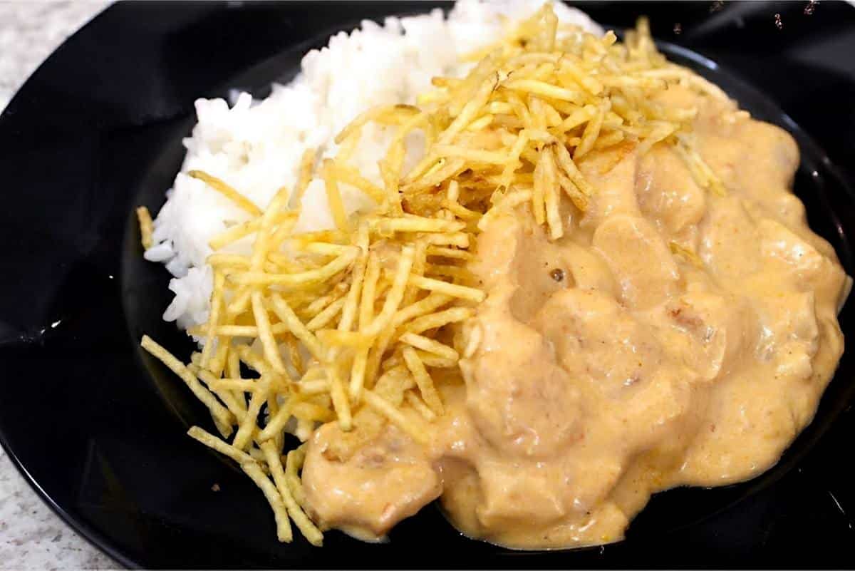 Strogonoff de frango simples e delicioso para servir no almoço em família