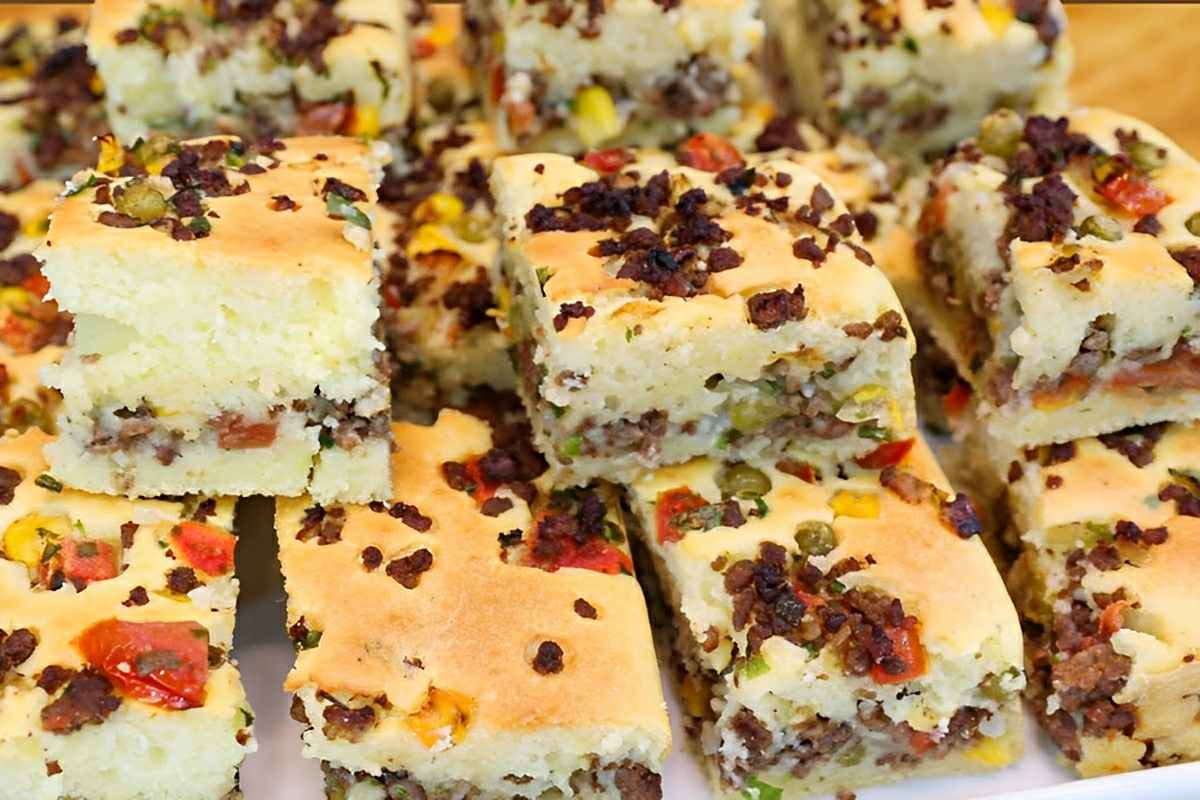 Torta de carne moída de liquidificador simples e prática para servir no lanche