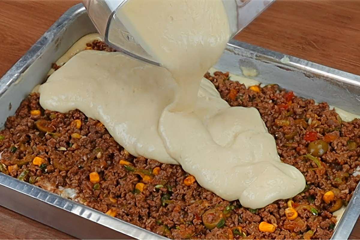 Torta de carne moída de liquidificador deliciosa fácil de fazer e perfeita para o lanche