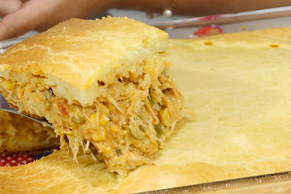 Torta de frango muito molhadinha e cremosa e com uma massa que desmancha na boca