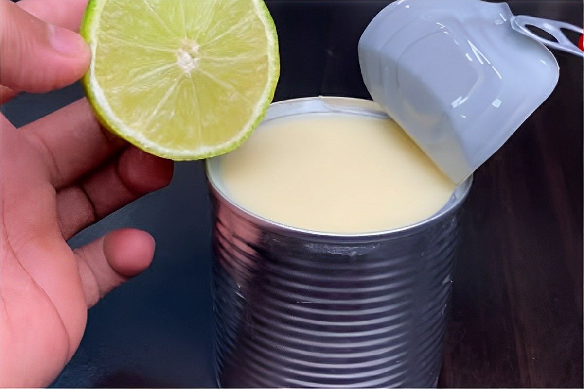 Misturei limão no leite condensado e fiz uma deliciosa torta de limão para a sobremesa