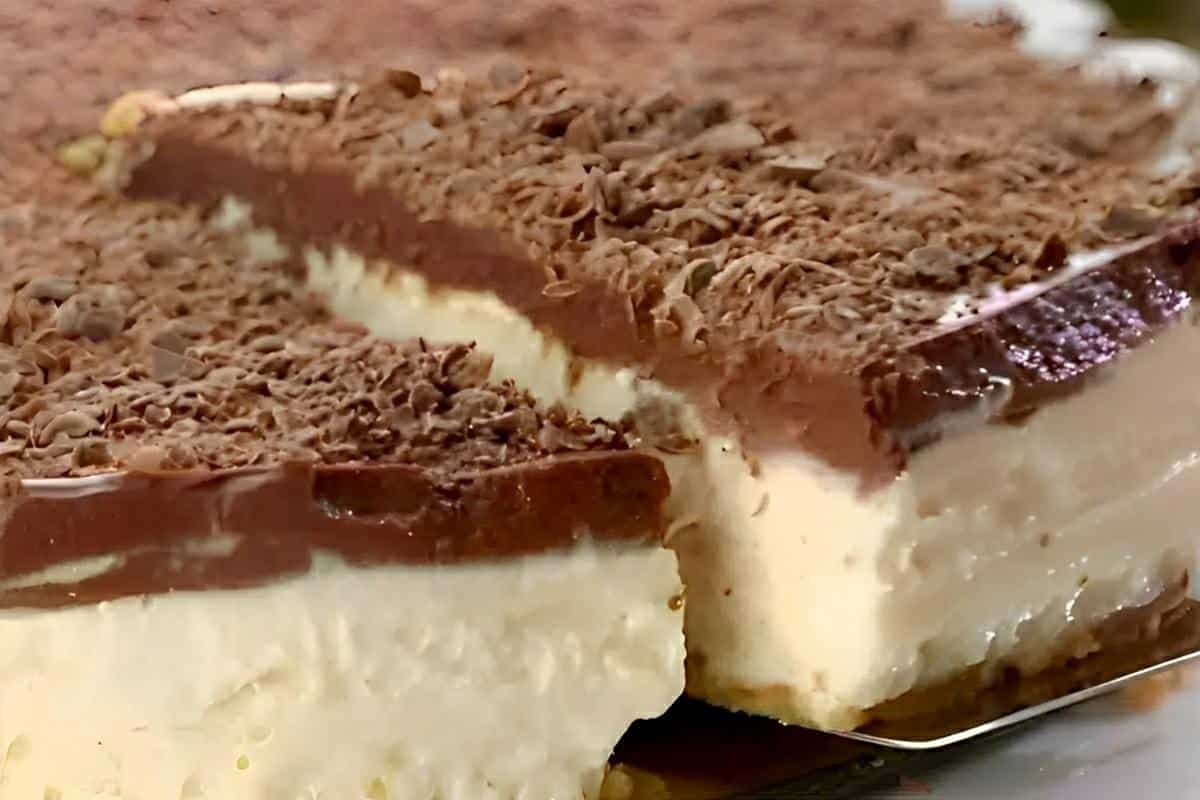 Torta de limão com cobertura de chocolate uma receita feita com um ingrediente diferente você vai amar