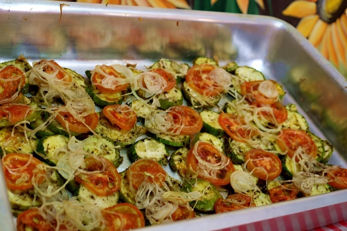 Abobrinha assada no forno diferente e deliciosa agora minha família só quer assim
