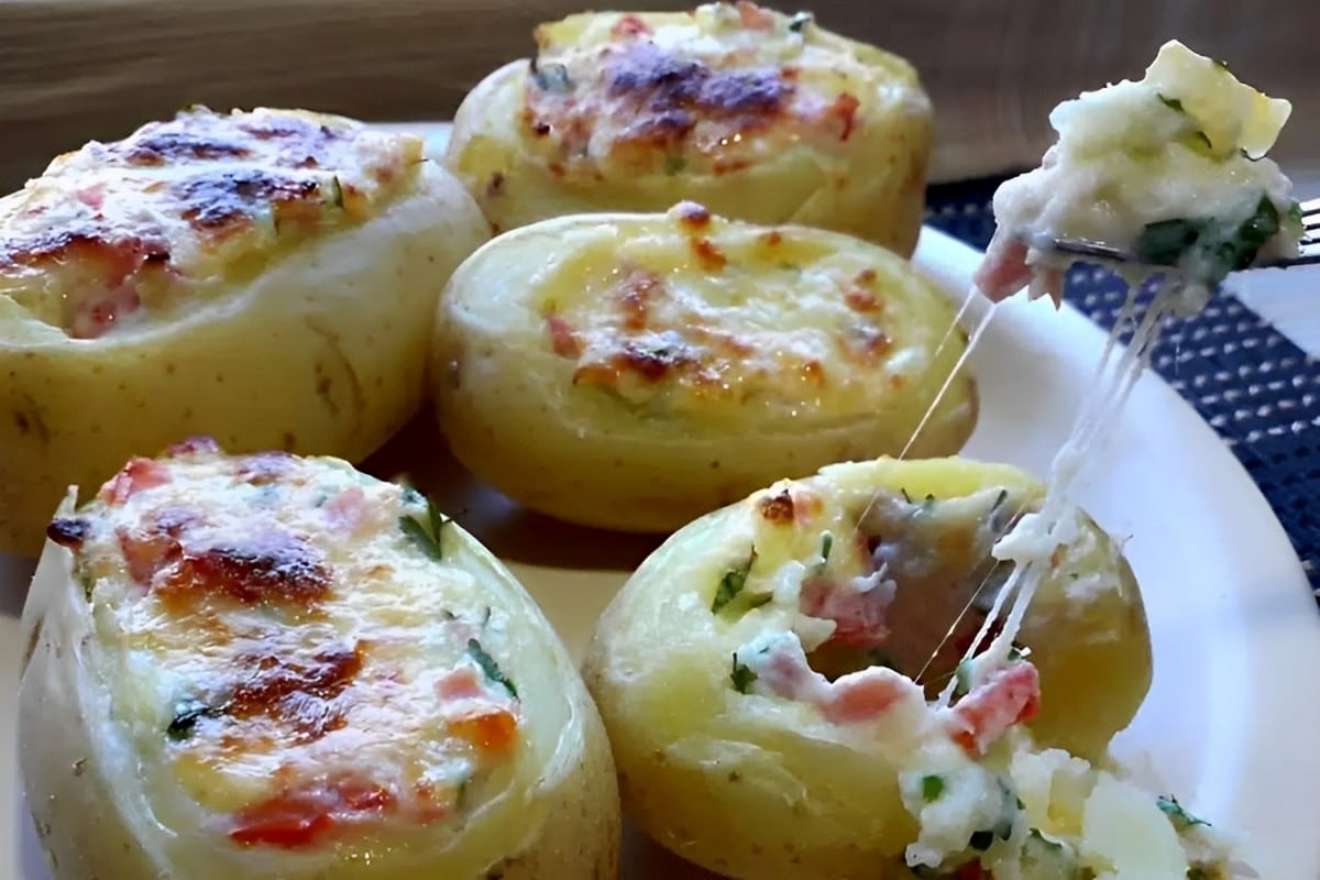 Batata recheada com presunto e queijo deliciosa e perfeita para variar o cardápio do jantar