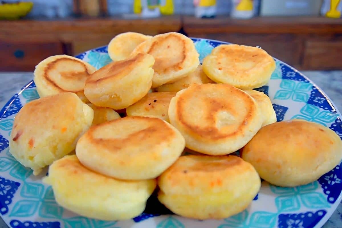 Biscoitinho de queijo de frigideira pronto em 5 minutos perfeito para a hora do café
