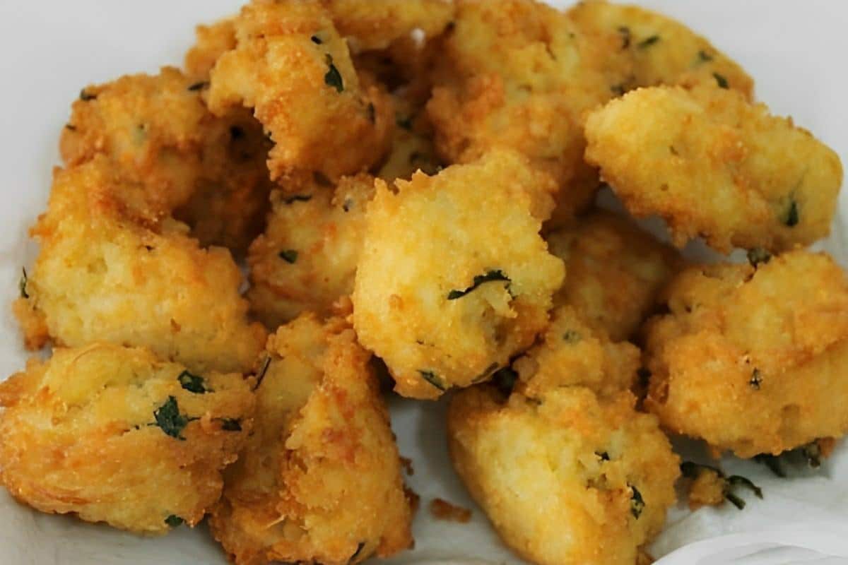 Bolinho de arroz simples fácil e delicioso para reaproveitar o arroz que está na geladeira