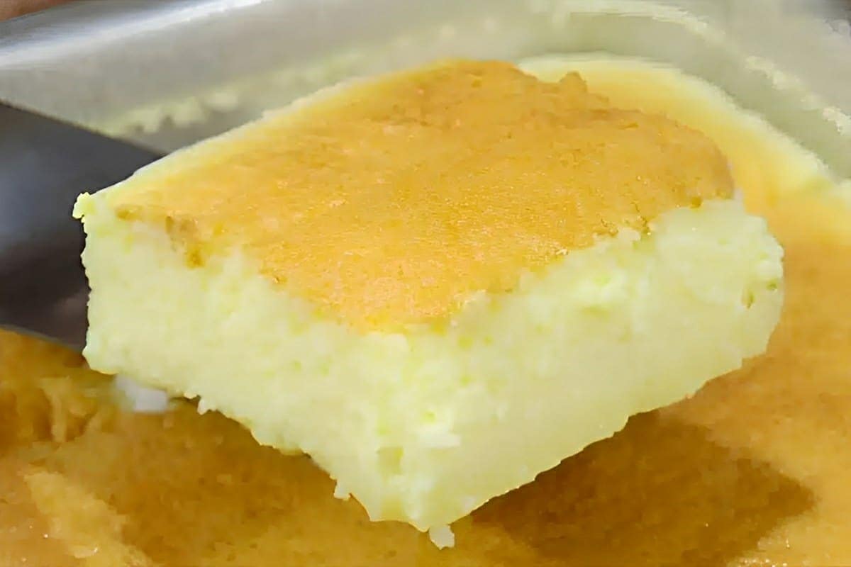 Bolo 2 leites com 3 ingredientes tão cremoso e molhadinho que mais parece um pudim