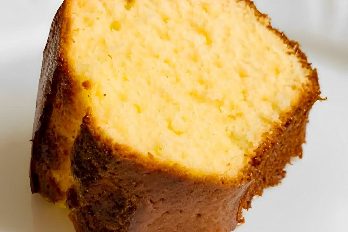Bolo amanteigado simples e delicioso é só bater os ingredientes no liquidificador e assar