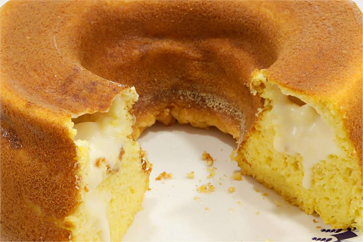 Bolo bomba de milho um bolo que já sai do forno recheado com requeijão uma delícia