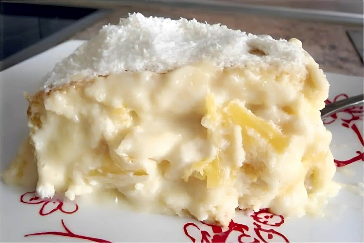 Bolo de abacaxi com coco cremoso delicioso e perfeito para a sobremesa do dia dos pais