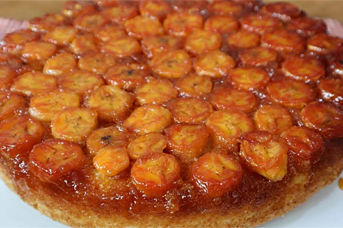 Bolo de banana caramelada batido à mão muito fácil de fazer e delicioso