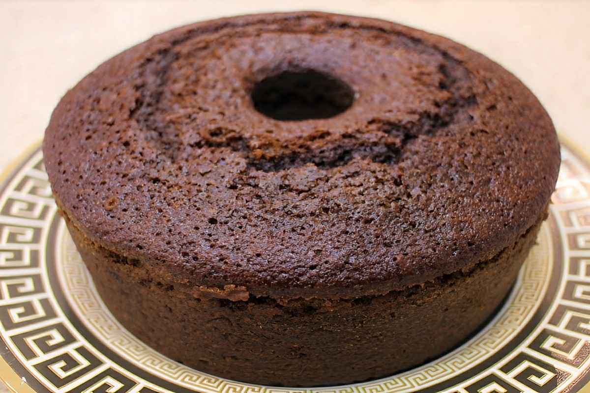 Bolo de café molhadinho e fácil de fazer basta misturar os ingredientes e levar para assar