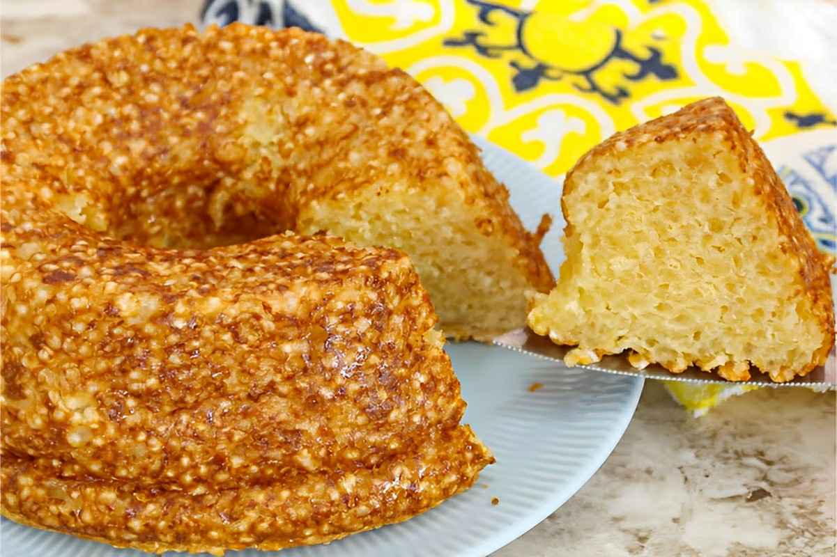 Bolo de caroço ou bolo salgado de tapioca: uma delícia lá do Nordeste pra deixar seu lanche mais gostoso