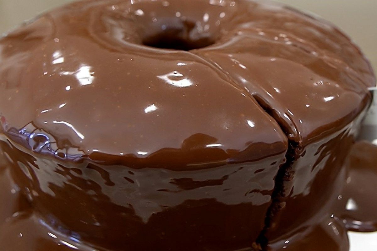 Bolo de chocolate fácil e fofinho todo feito no liquidificador