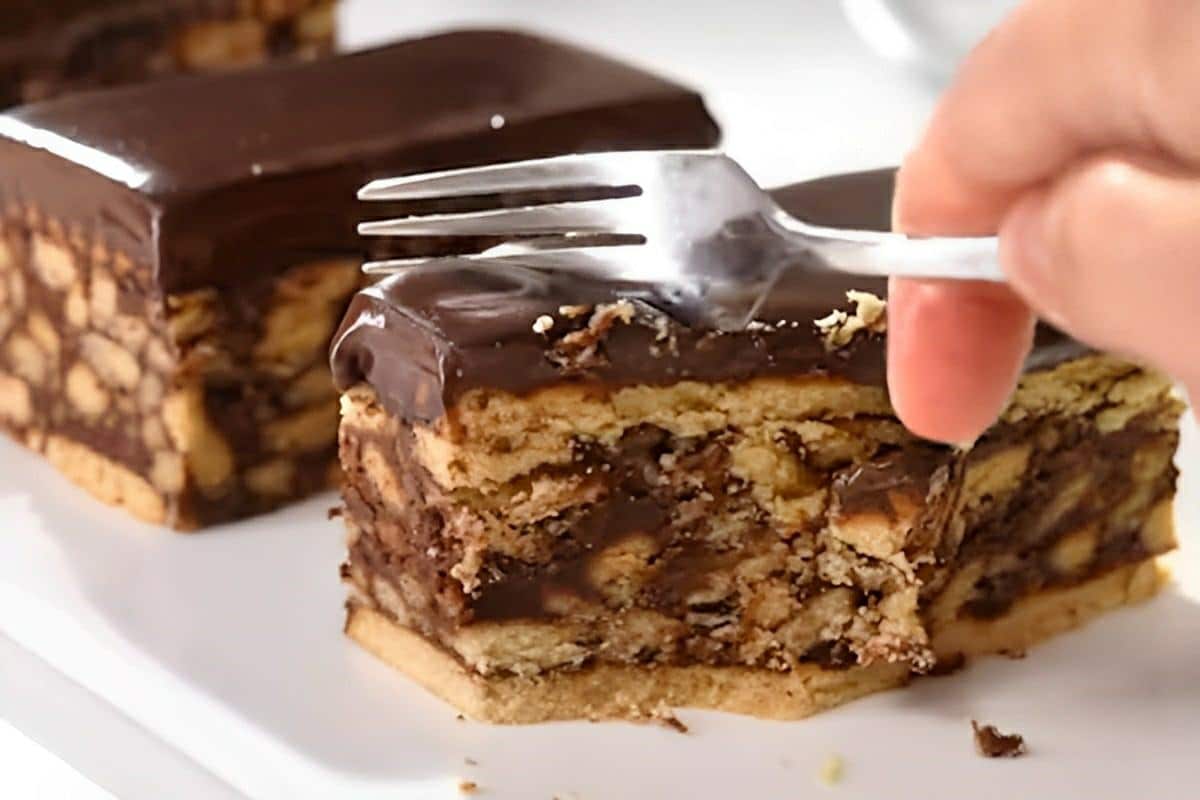 Bolo de chocolate com base de biscoito que não vai ao forno muito prático e fácil de fazer