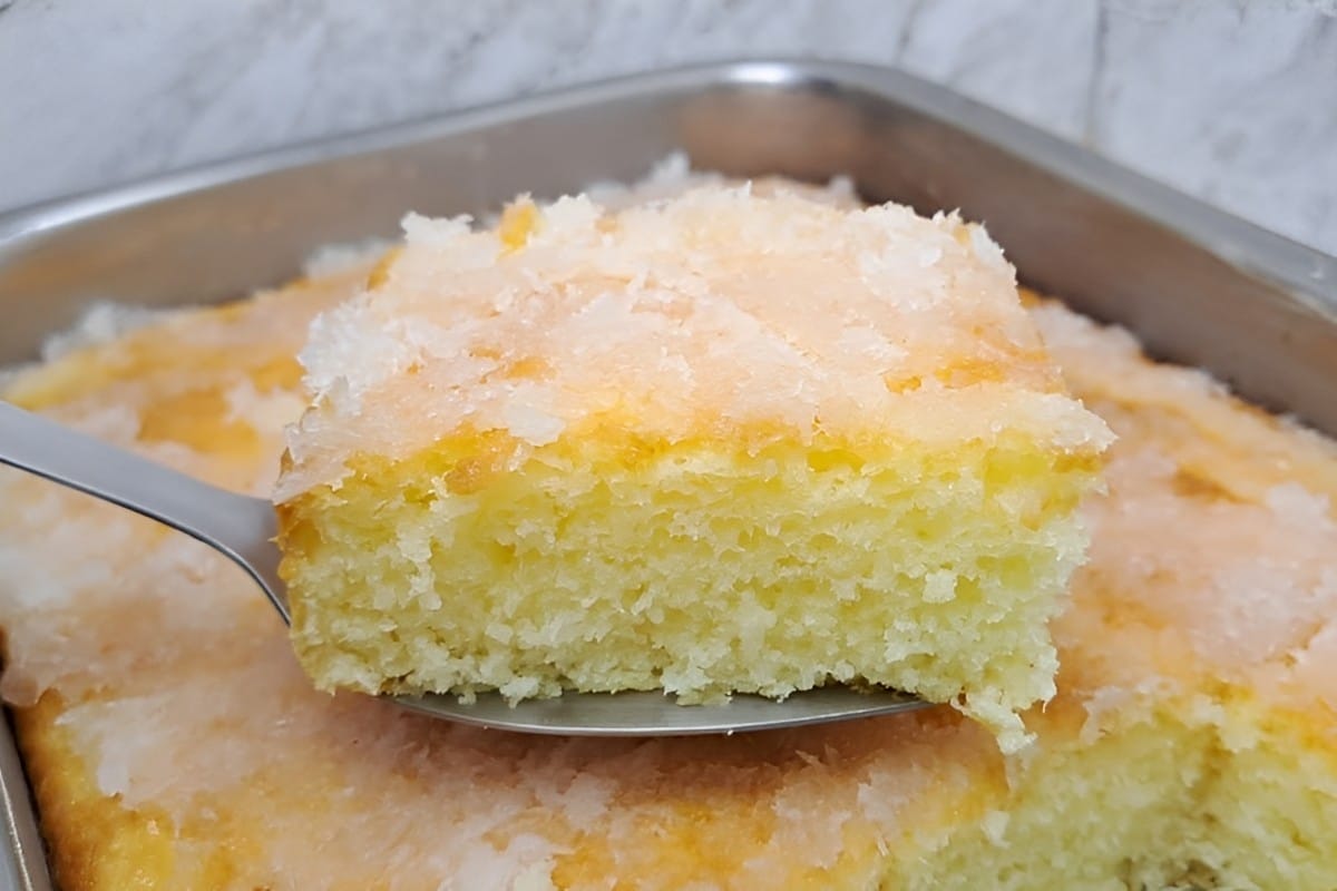 Bolo de coco com maisena: fofinho e delicioso para o seu café da tarde