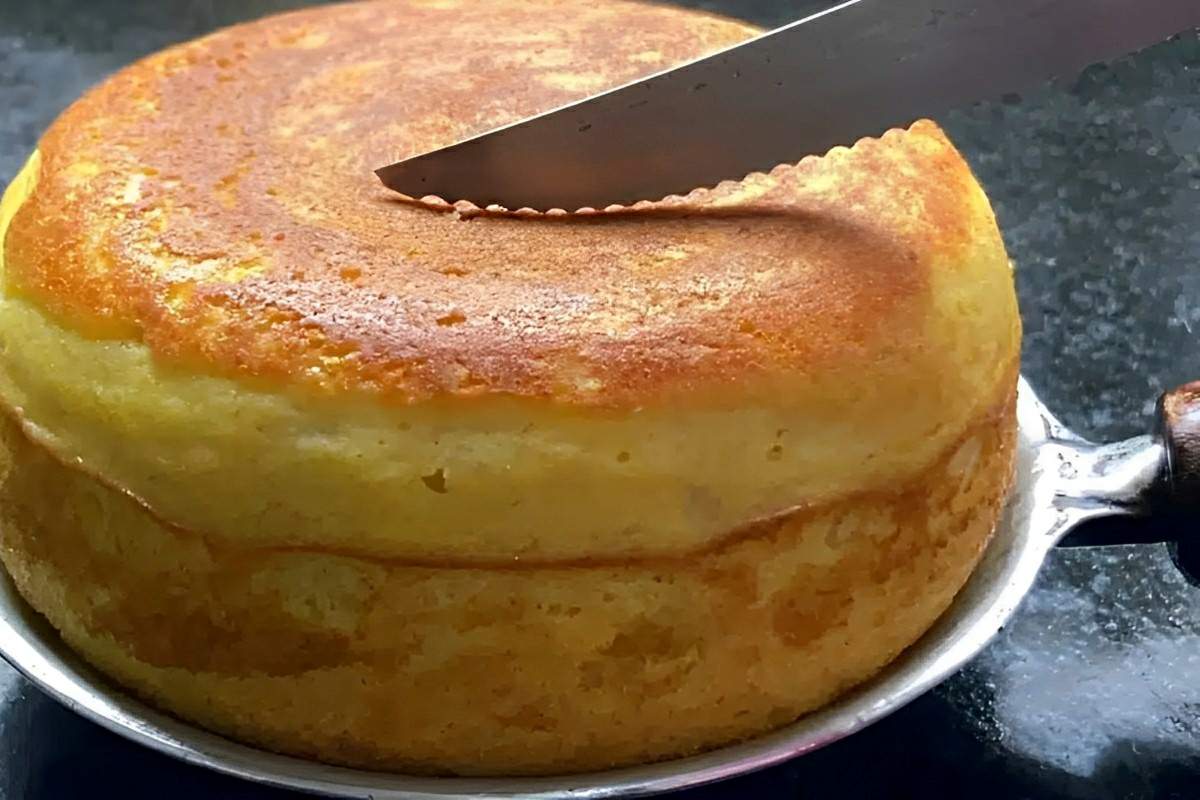 Bolo de frigideira é só bater os ingredientes colocar na frigideira e em minutos está pronto