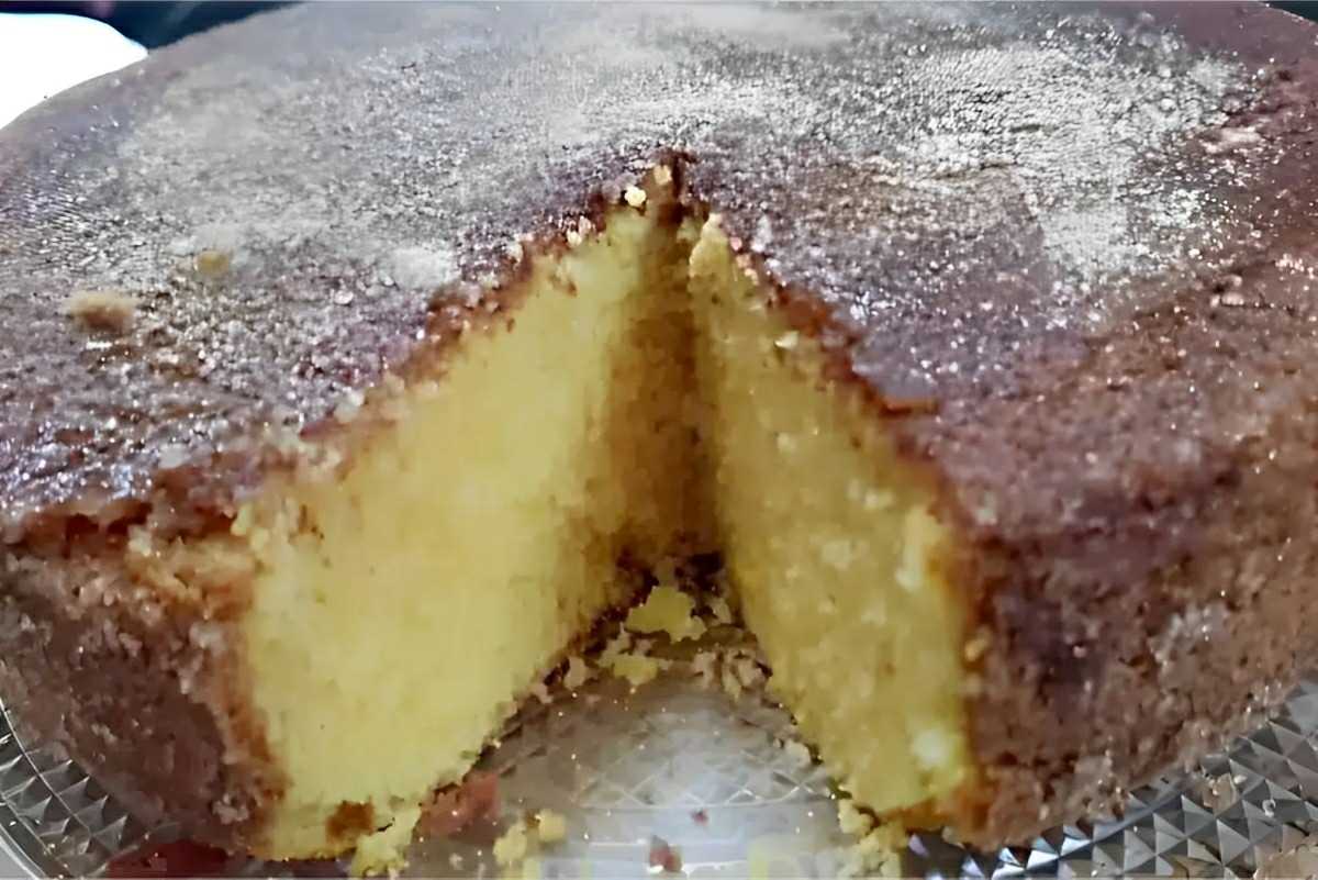 Bolo de fubá da vovó com açúcar e canela aquele bolo fofinho e delicioso que perfuma a casa inteira