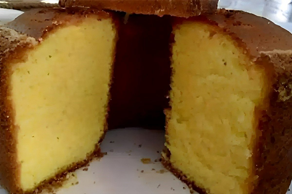 Bolo de fubá simples e fácil é só misturar os ingredientes e levar pra assar