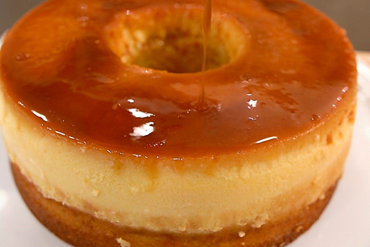 Esse é um bolo de fubá diferente que já sai recheado do forno uma delícia