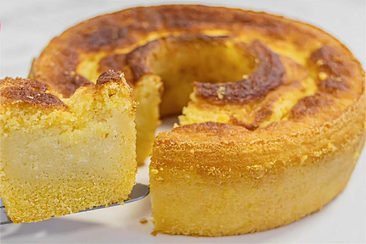 Bolo de fubá cremoso delicioso e fácil de fazer é só bater os ingredientes no liquidificador e assar