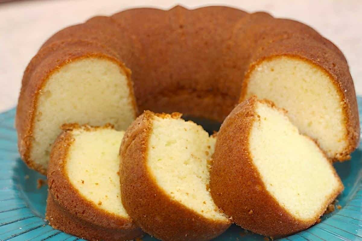 Bolo de iogurte simples e fofinho batido à mão