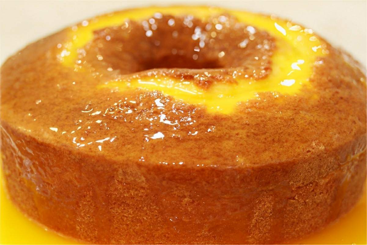 Bolo de laranja de liquidificador feito com a própria fruta muito fofinho e gostoso