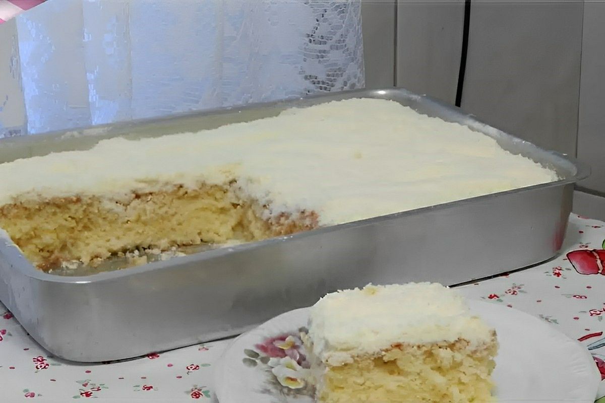 Bolo de leite ninho com coco e leite condensado delicioso e perfeito para o lanche