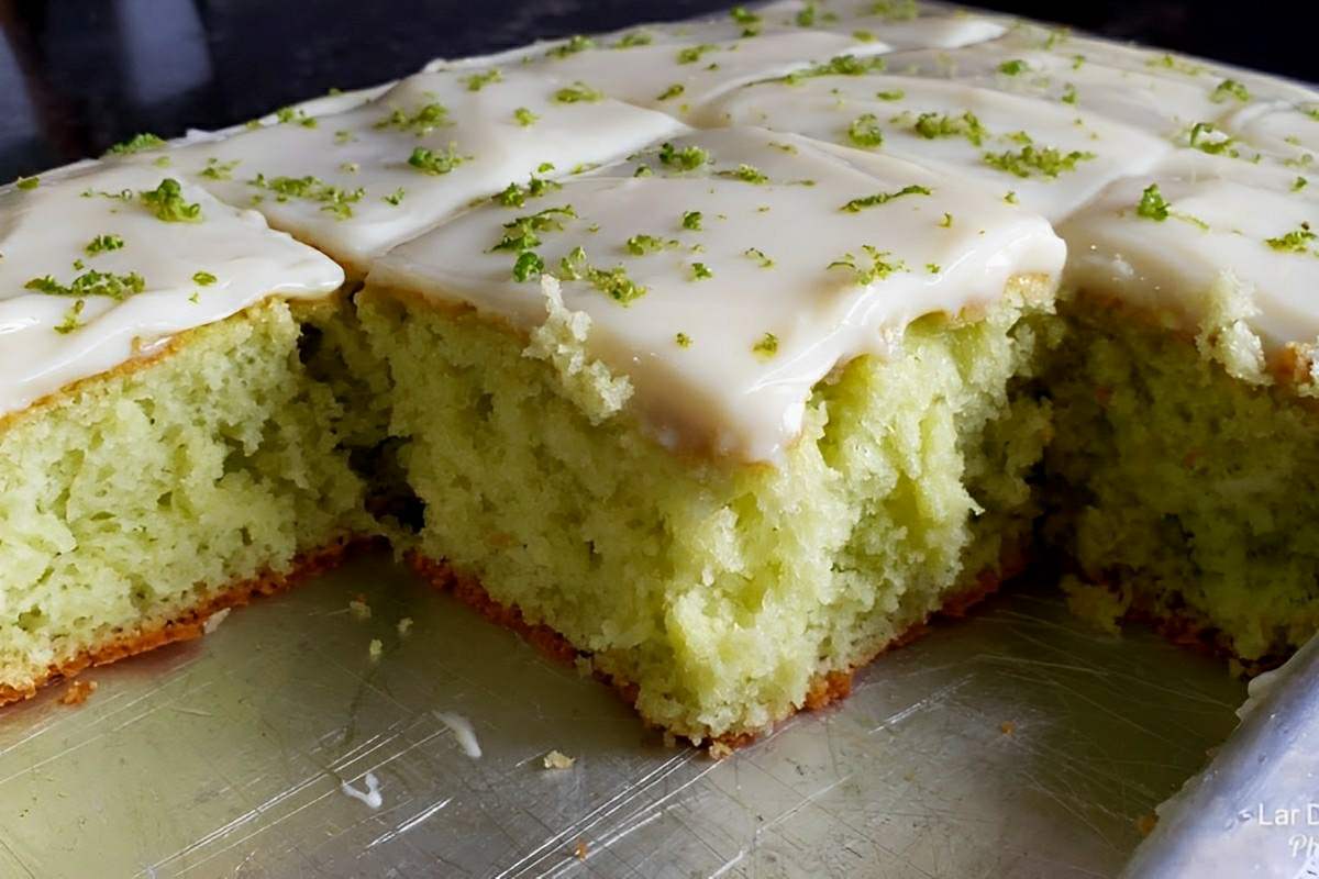 Bolo de limão fácil com cobertura de leite condensado perfeito para o lanche da tarde